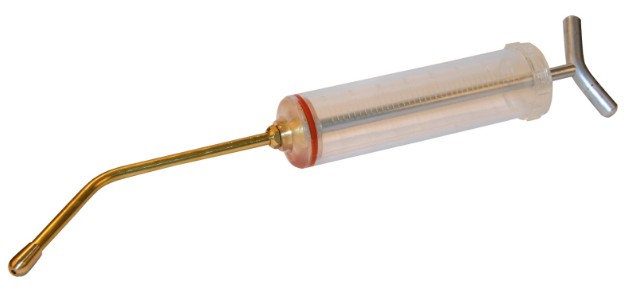 Slidstærk sprøjte af plast inkl. kanyle og mærkning i ml på cylinderen.